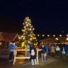 Glühwein, Punsch und Lichterzauber laden zur "Bäuerlichen Weihnacht" auf dem Hofgut Bäldleschwaige ein.