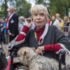 01.07.2022, Hessen, Bad Hersfeld: Schauspielerin Ingrid Steeger kommt im Rollstuhl mit ihrem Hund zu den 71. Bad Hersfelder Festspielen.