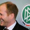 Matthias Sammer, neuer Sportdirektor des Deutschen Fußball-Bundes (DFB) lacht am Donnerstag (09.02.2006) auf einer Pressekonferenz in der DFB-Zentrale in Frankfurt am Main neben dem DFB-Logo. Sammer sicherte Bundestrainer Klinsmann seine uneingeschränkte Loyalität zu. Foto: Boris Roessler dpa/lhe +++(c) dpa - Bildfunk+++