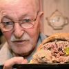 Hans Steck , 82,  aus Anhofen ist mit dem Rezept "Gefülltes Weißbrot" im Rezeptheft "Schwaben kocht" dabei.