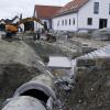 Teure Projekte wie die Dorferneuerung haben der Gemeinde Amberg viel abverlangt. Unser Archivfoto zeigt den Bachlauf, der mit Muschelkalksteinen gestaltet wurde.  Trotz solcher Investitionen steht die Gemeinde finanziell gut da. 