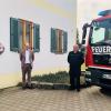 Am Pfarrhof in der Ortsmitte von Kadeltshofen ist nun ein Defibrillator angebracht. Darüber freuen sich: (von links) Feuerwehrkommandant Markus Rupp , Marc Löchner ("Gesundheitsregion plus") und Kreisbrandinspektor Wilhelm Schneider.