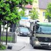 Der Verkehr ist in Zusmarshausen immer wieder ein Thema. Auch bei der Bürgerversammlung klagten einige Anwohner darüber, dass zu viele Autos und Lastwagen durch Steinekirch und Zusmarshausen fahren würden. Deswegen strebt die Gemeinde ein Verkehrsgutachten an. 