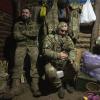 Ukrainische Soldaten ruhen sich in einem Unterstand aus. Viele von ihnen warten auf Ablösung - vergeblich. 