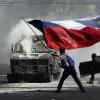 Flagge und Wasserwerfer: Momentaufnahme eines Protests in Chile gegen soziale Ungleichheit und die Regierung.