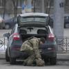 Ein Angehöriger des ukrainischen Militärs nimmt in Sievierodonetsk in der Region Luhansk in der Ostukraine Gegenstände aus dem Kofferraum eines Autos. 
