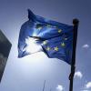 Eine Europaflagge weht in der Brüsseler Innenstadt im Gegenlicht der Sonne. Viele Betriebe warten händeringend auf den Start des EU-Corona-Hilfsfonds. Hilfe. 