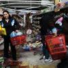 Nach dem Erdbeben in Chile bedienen sich Betroffene in einem Supermarkt.