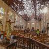 Ein Blick auf den Innenraum der durch eine Explosion beschädigte St.-Sebastians-Kirche nördlich von Colombo. Bei Anschlägen in Sri Lanka starben 300 Menschen.