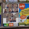 An einer Plakatwand im Illertisser Stadtteil Au hat ein Unbekannter gezielt Fotos von Kandidatinnen herausgeschnitten.  	