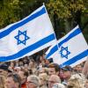 Teilnehmer der Kundgebung „Aufstehen gegen Terror, Hass und Antisemitismus – in Solidarität und Mitgefühl mit Israel“ vor dem Brandenburger Tor in Berlin.