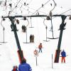Skilehrer Max Alt und Snowboardlehrerin Carola Maier wären bereit für die Wintersaison und haben ihre Sportgeräte schon auf Vordermann gebracht. Von Pistenverhältnissen wie im Hintergrund zu sehen, können sie derzeit allerdings nur träumen.  	