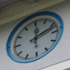 Vorher und nachher: Die Bahnhofsuhr geht wieder, 9.44 Uhr zeigte sie zehn Jahre lang. Um 12.12 Uhr am 15. August 2023 lief sie wieder richtig.