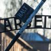 Blick auf das Eingangstor des ehemaligen deutschen Konzentrationslagers Auschwitz mit dem zynischen Schriftzug «Arbeit macht frei».