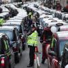 Der Fahrdienst Uber vermittelt Mitfahrgelegenheiten per App und greift das klassische Taxi-Geschäft an. Etliche Fahrer in London haben dagegen protestiert (Archivbild).