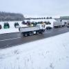 Zu Beginn der Protestwoche startet ein Traktoren -und LKW-Konvoi nach München. Etliche Landwirte und Spediteure blockieren mit ihren Fahrzeugen die beiden Kreisverkehre an der A96.