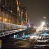 Beim Durchfahren der Brücke im starken Sturm war das Schiff mit dem Steuerhaus an der Brücke hängengeblieben und hat sich dabei verklemmt.