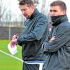 Sportleiter Roman Artes (links) und Co-Trainer Andreas Kotter (rechts) betreuen den TSV Wertingen am Sonntag in Affing. 