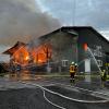 In Langerringen-Gennach ist am Sonntagabend eine Scheune in Flammen aufgegangen. Alle Feuerwehren im Umkreis wurden alarmiert.