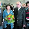 Blumen zum Abschied von Brigitte Zechmeister überreichten Johann Engeschall (rechts), Markus Kokott und Fritz Füßl (von links. Foto: Manfred Reichl