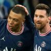 Lionel Messi (r) und Kylian Mbappe spielten zwei Jahre zusammen im Trikot von Paris Saint-Germain.