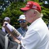 Der ehemalige US-Präsident Donald Trump gibt seinen Fans Autogramme. Er bekommt aus der eigenen Partei reichlich Konkurrenz.
