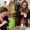 Bei einem Upcycling-Kurs von Volkshochschule und Landratsamt bastelten die Teilnehmer in Friedberg Vogelhäuschen aus Milchkartons und Kaffeebechern. 	