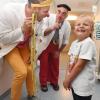 Bei der Eröffnung des schwäbischen  Kinderkrebszentrums am Zentralklinikum in Augsburg 2017 durften die KlinikClowns um This Zogg nicht fehlen. Den fünfjährigen Max freut's sichtlich.