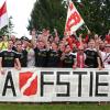 Spieler und Fans der SpVgg Krumbach feierten ausgelassen den Doppelaufstieg und damit ein einmaliges Jahr für den kleinen Krumbacher Verein. 	