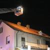 Die Feuerwehr kämpfte am Samstagabend in Winterrieden auf einem Wohnanwesen gegen die Flammen.