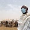 Ein saudi-arabischer Farmer trägt einen Atemschutz. Der Staat rät seinen Bürgern, Masken und Handschuhe zu tragen, während sie mit Kamelen in Kontakt sind, um sich nicht mit dem Coronavirus MERS anzustecken.