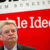 Joachim Gauck schaltet sich in die Debatte ein, ob die Linkspartei bald den ersten Chef einer Landesregierung stellen soll - mit klaren Vorbehalten.