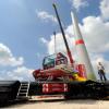 Übers  Wochenende wird bei Langenreichen ein 150 Meter hoher Kran errichtet. 