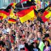 3500 Fußballfans verfolgten auf dem Augsburger Rathausplatz das Spiel der deutschen Elf gegen Argentinien. Es war ein spannendes Match. Fotos: Anne Wall