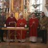 Gruppenbild mit neuem Ambo und Altar in der Pfarrkirche Affaltern: (von links) Kirchenpfleger Martin Kraus, Pfarrer Ulrich Lindl, Bischof Bertram Meier, Diakon Jürgen Brummer und Künstler Josef Alexander Henselmann.