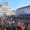 Gut gefüllt wäre eine Untertreibung: Mehrere tausend Menschen demonstrieren am Samstagnachmittag auf dem Augsburger Rathausplatz für Demokratie und gegen Rechtsextremismus. 