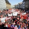 Rund 4000 Beschäftige der Metall- und Elektroindustrie demonstrierten am Donnerstagvormittag in Augsburg für mehr Lohn.