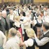 Tanz hat Tradition im Aichacher Land: Rund 160 Besucher beteiligten sich an diesem Volkstanzabend des TSV in der Aichacher Turnhalle. 