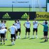 Bundestrainer Joachim Löw (2.v.r) gibt vor Trainingsbeginn die Richtung vor.