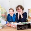 Kerstin Mommsen und ihr Sohn Paul, 8, inmitten des Plastikmülls, den die Familie bisher regelmäßig produziert hat. 