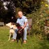 Der beliebte Hausarzt Dr. Sigurd Mackenrodt ist gestorben. Das Foto zeigt ihn mit seinen beiden Hunden.