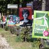 Wahlplakate in Augsburg zur anstehenden Landtagswahl. In der Schaezlerstraße wurde Plakate mit Farbe beschädigt. 