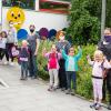 Nach acht Wochen Pause dürfen die Vorschulkinder wieder die Kindergärten besuchen. Darüber freuen sich auch die Mädchen und Buben, die auf den Einlass in den Kindergarten Raupe Nimmersatt in Leipheim warten. 	