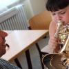 Dass man viel Luft für einen einzigen Ton braucht, lernte auch die siebenjährige Albanita Gashi beim Tag der offenen Tür der Musikschule Weißenhorn. 