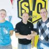 Gerald Thurner (Mitte) ist neuer Trainer beim SVO. 3. Vorsitzender Michael Finkenzeller (links) und Vorsitzender Stefan Asam präsentierten ihn. 