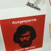 Pro Breitner, Contra Hoeneß: Bei der Jahreshauptversammlung des FC Bayern waren diese Sticker im Audi-Dome.