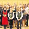 Schüler, Lehrer, Gründer und Bürgermeister feiern gemeinsam das 20-jährige Bestehen der Musikschule Offingen-Gundremmingen-Rettenbach. 