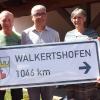 (Von links) Marianne Wiblishauser (Vorsitzende deutsch-französischer Freundeskreis), Arthur Dempf, Clément Dahier (Präsident des Partnerschaftskomitées), Margit Jungwirth-Karl (Bürgermeisterin Walkertshofen) und Jean-Pierre Garreau (2. Bürgermeister Oisseau,) mit dem neuen Wegweiser nach Walkertshofen.