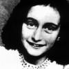 Anne Frank wurde durch ihre Tagebuchaufzeichnungen im Versteck ihrer Familie in Amsterdam während des Zweiten Weltkriegs bekannt.