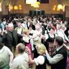 Tanz hat Tradition beim TSV: Rund 160 Besucher beteiligten sich am Samstag am Volkstanzabend in der TSV-Halle. Fotos: ech